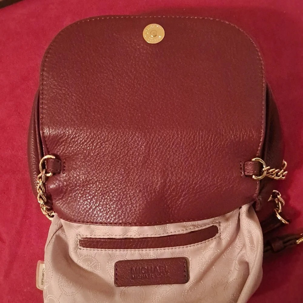 Michael Kors Leather Merlot ( Maroon) Color Crossbody 🥰Like New - Picture 8 of 9